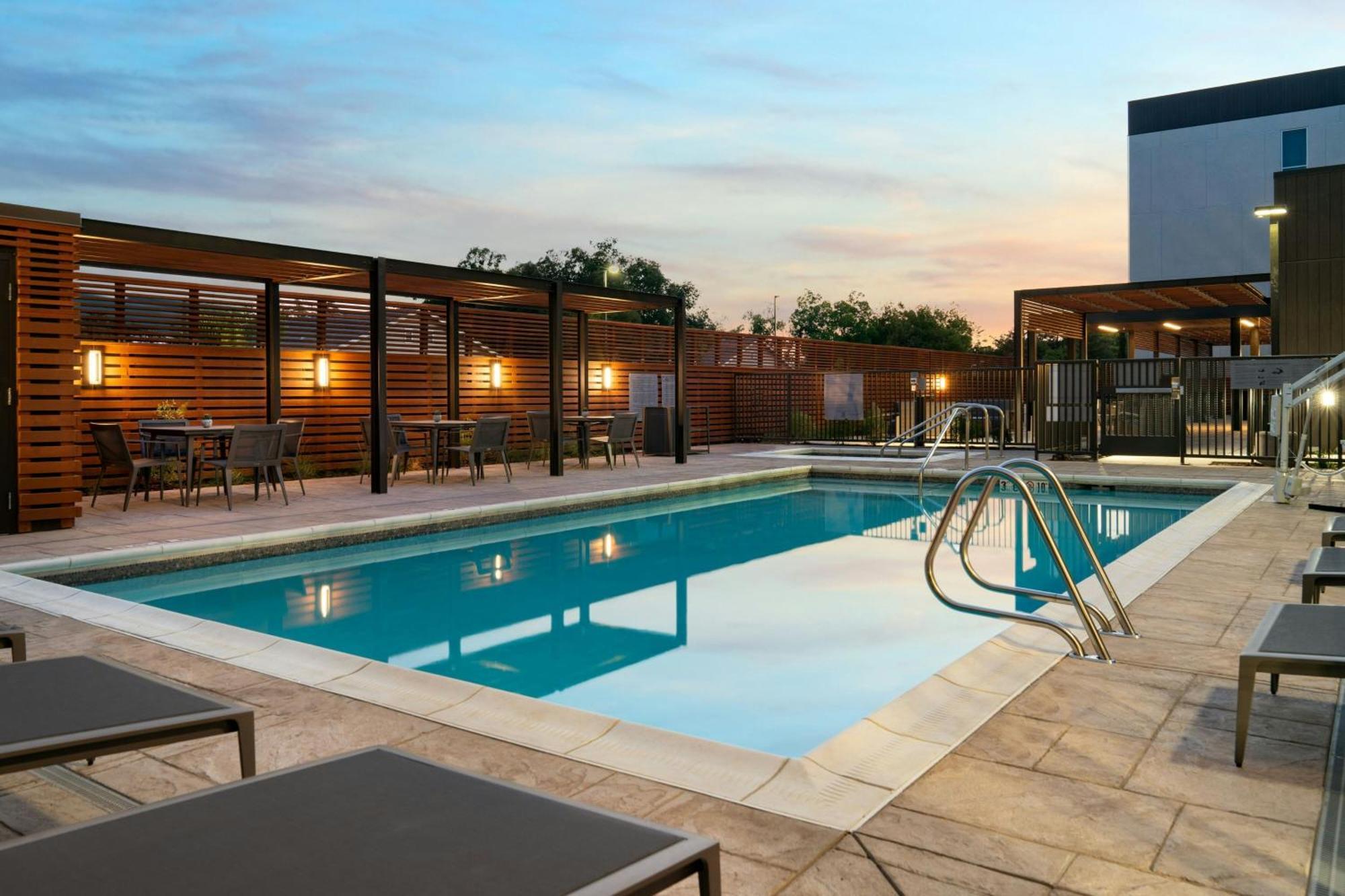 מלון Courtyard By Marriott Fresno קלוביס מראה חיצוני תמונה